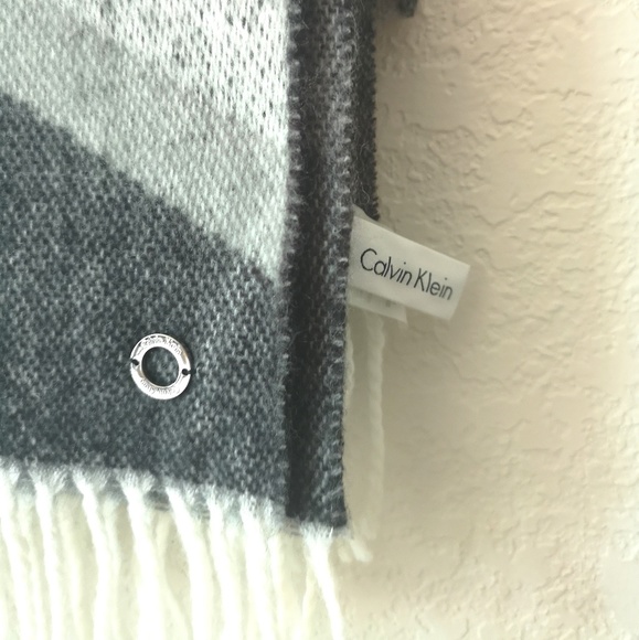 Calvin Klein scarf - Picture 3 of 5